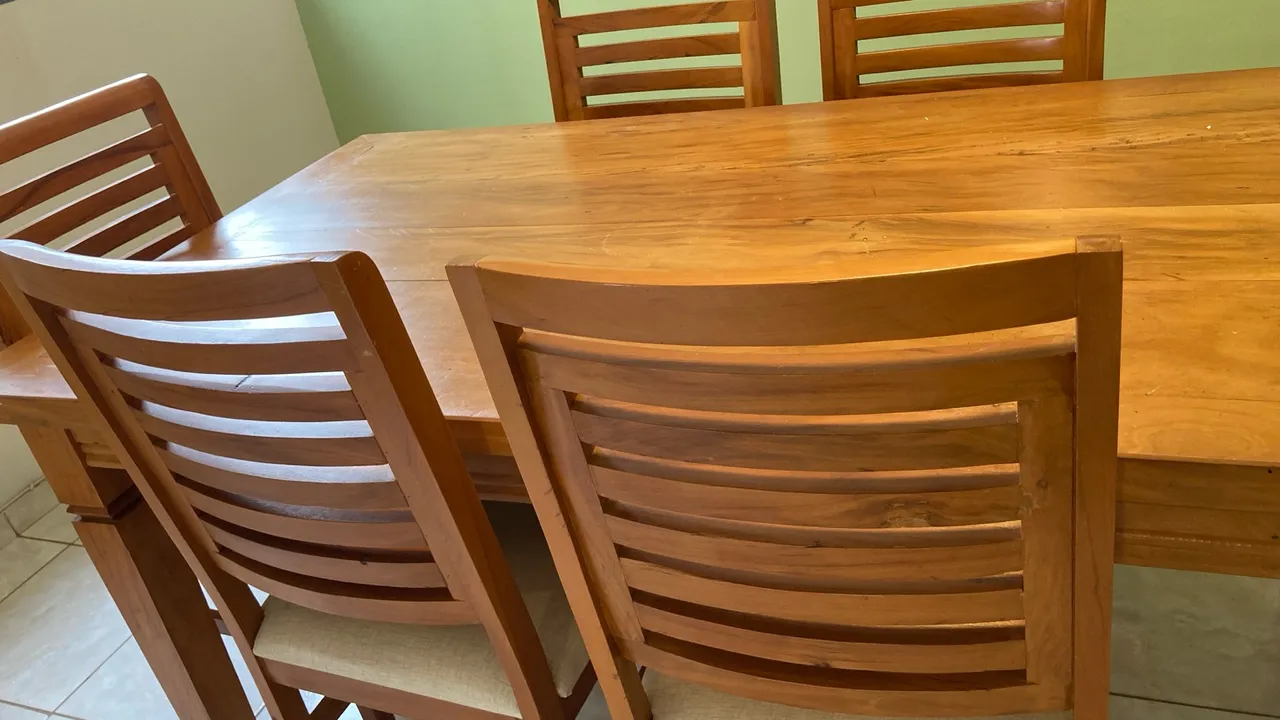 Mesa com 6 cadeiras em peroba rosa