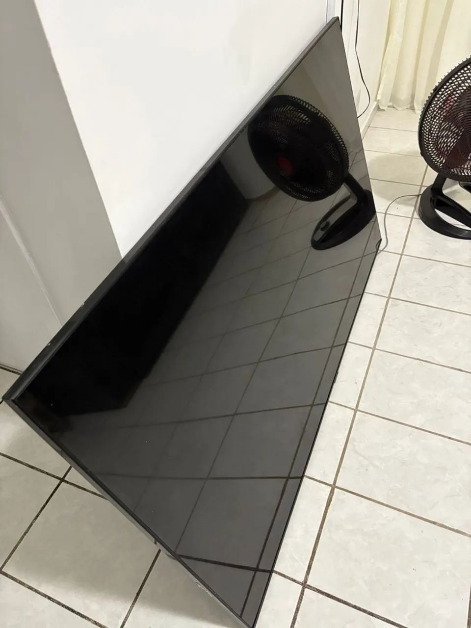 Samsung 65" Crystal UHD DU7700 TV with Broken Display (Ideal for Parts)64522265721089122