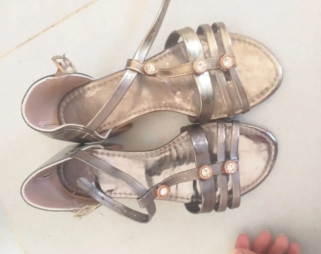 Sandália Prateada com Detalhes - Foto 3