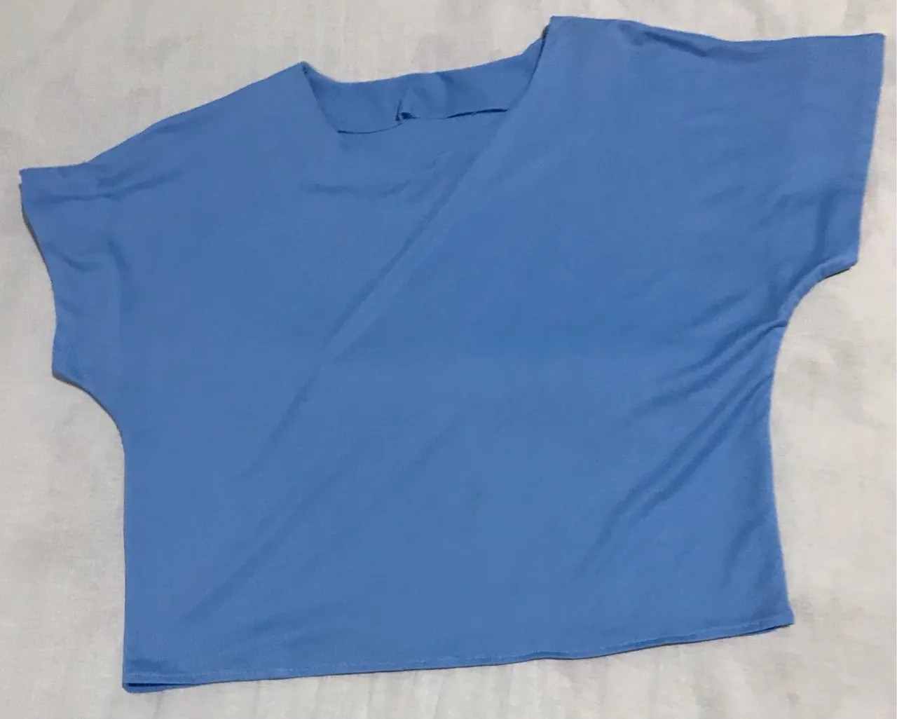 Vendo blusa de tecido, usada uma vez, tamanho P, no valor de R$-20,00