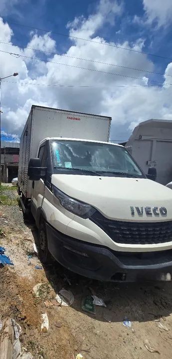 Vendo caminhão baú iveco daily 