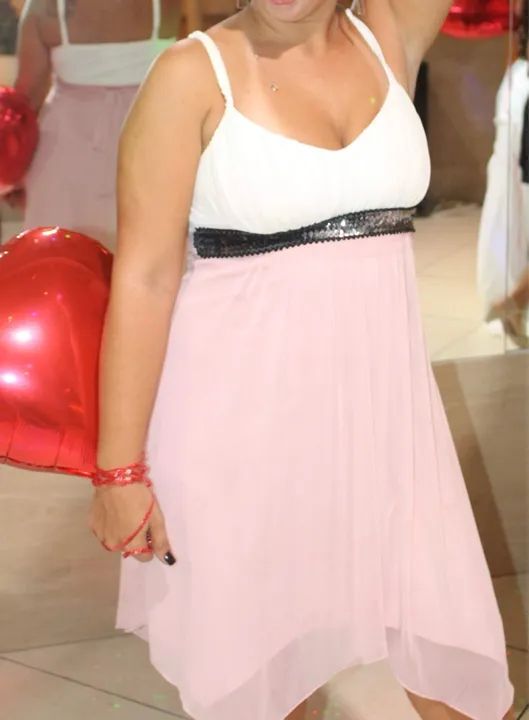 Vestido branco e rosa com detalhes em preto