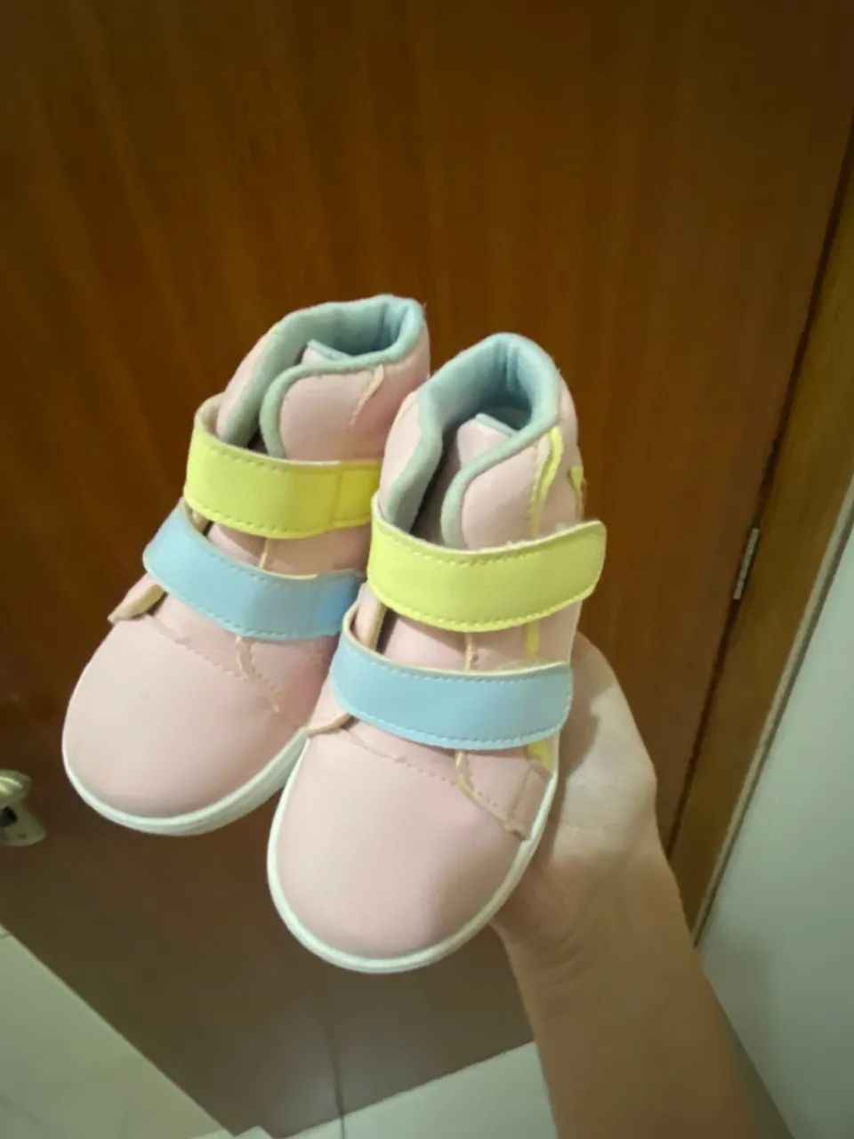 Tênis Infantil Rosa com Detalhes Coloridos - Foto 3