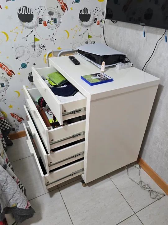 Cômoda infantil branca com 4 gavetas