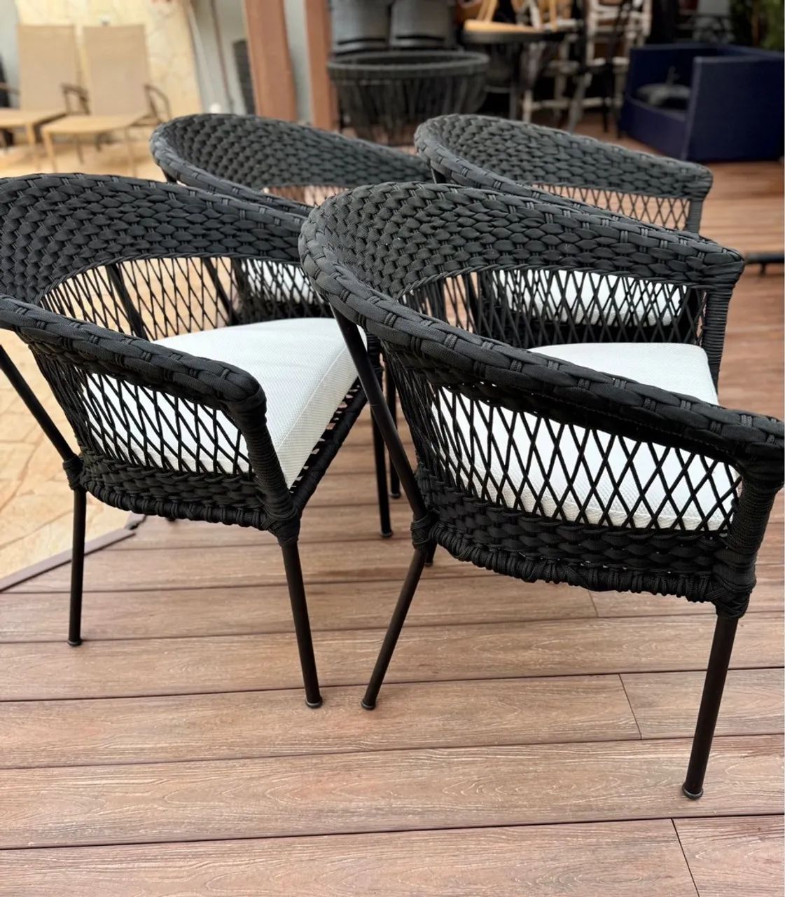 Poltronas em alumínio  Revestimento em trico 690 cada