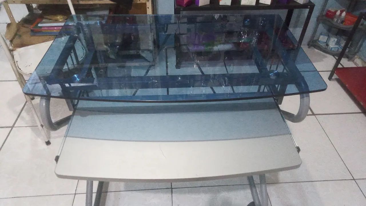 Escrivaninha com tampo de vidro azul - Foto 2