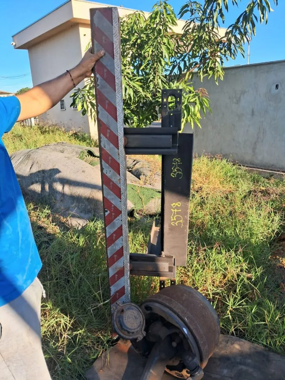 Vendo parachoque com pedaço do chassi caminhao 3/4