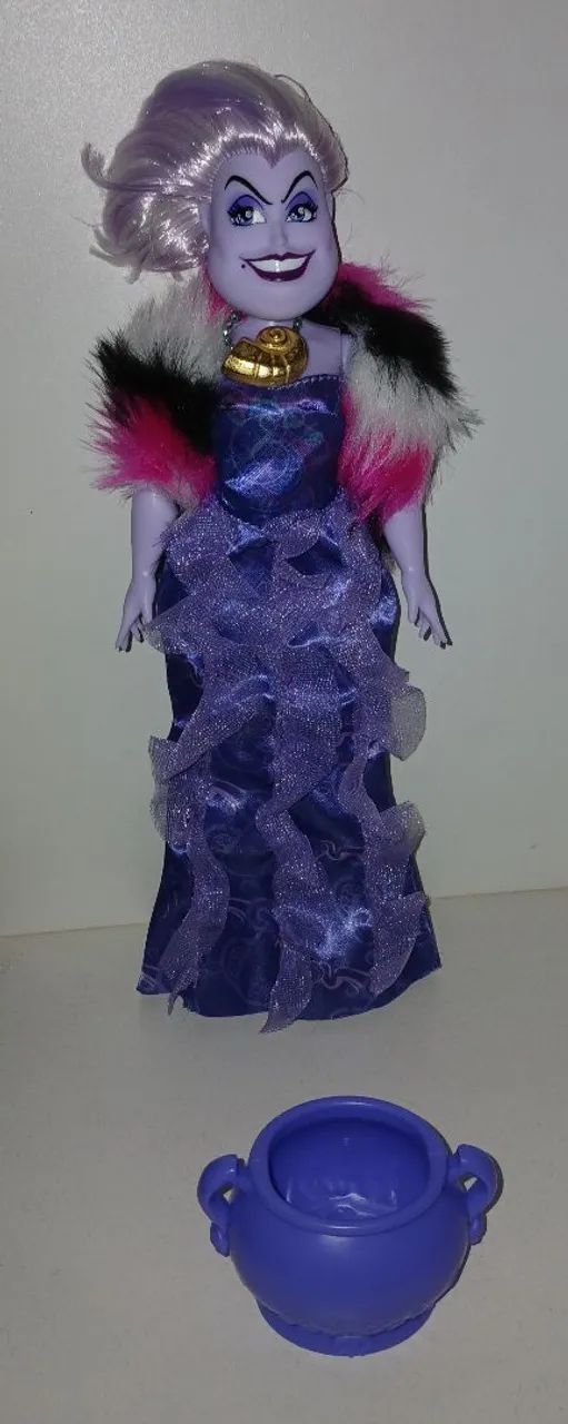 BONECA DISNEY ÚRSULA BRUXA DO MAR DE A PEQUENA SEREIA FORMA HUMANA CALDEIRÃO