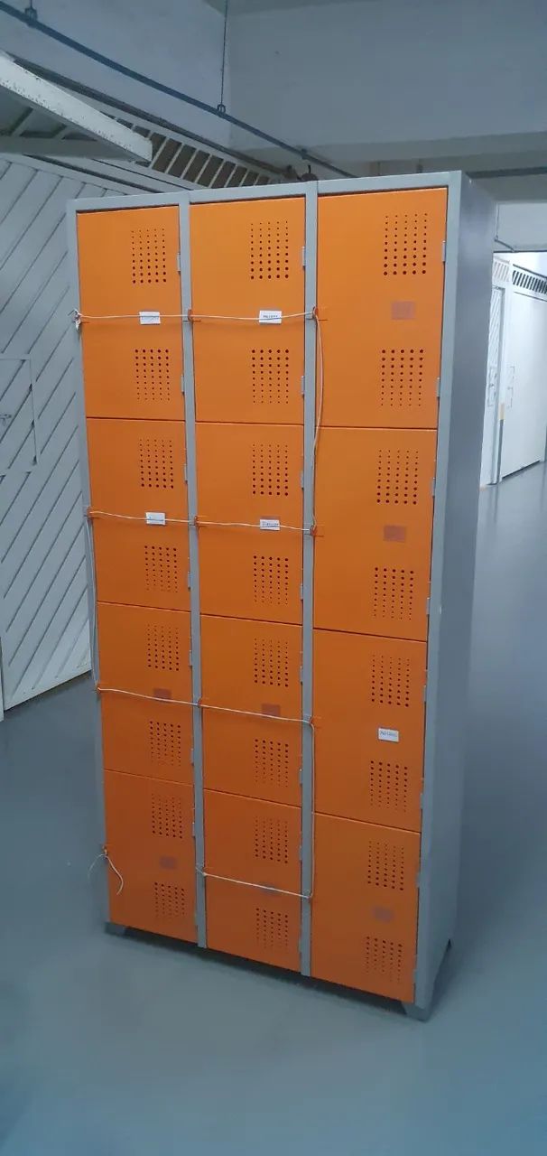 1 armario de 12 lockers