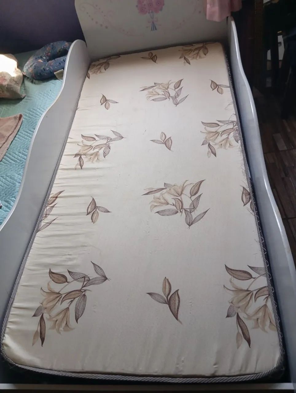 Cama infantil princesas colchão semi nova 