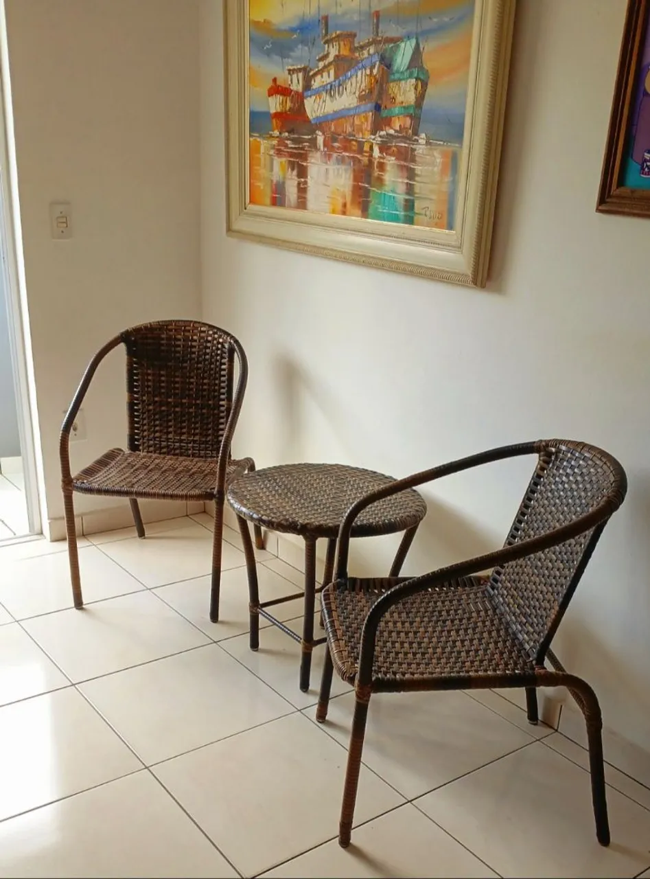 Conjunto de Poltronas e Mesa de Centro .