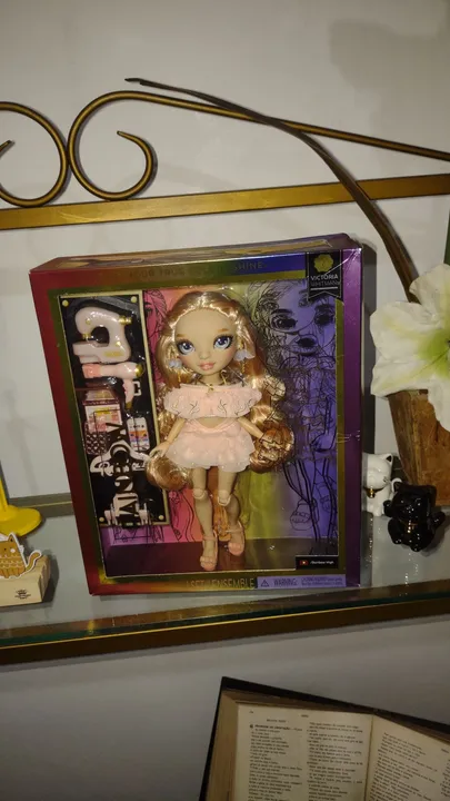 Boneca Rainbow High - Victoria Whitmann - Lacrada