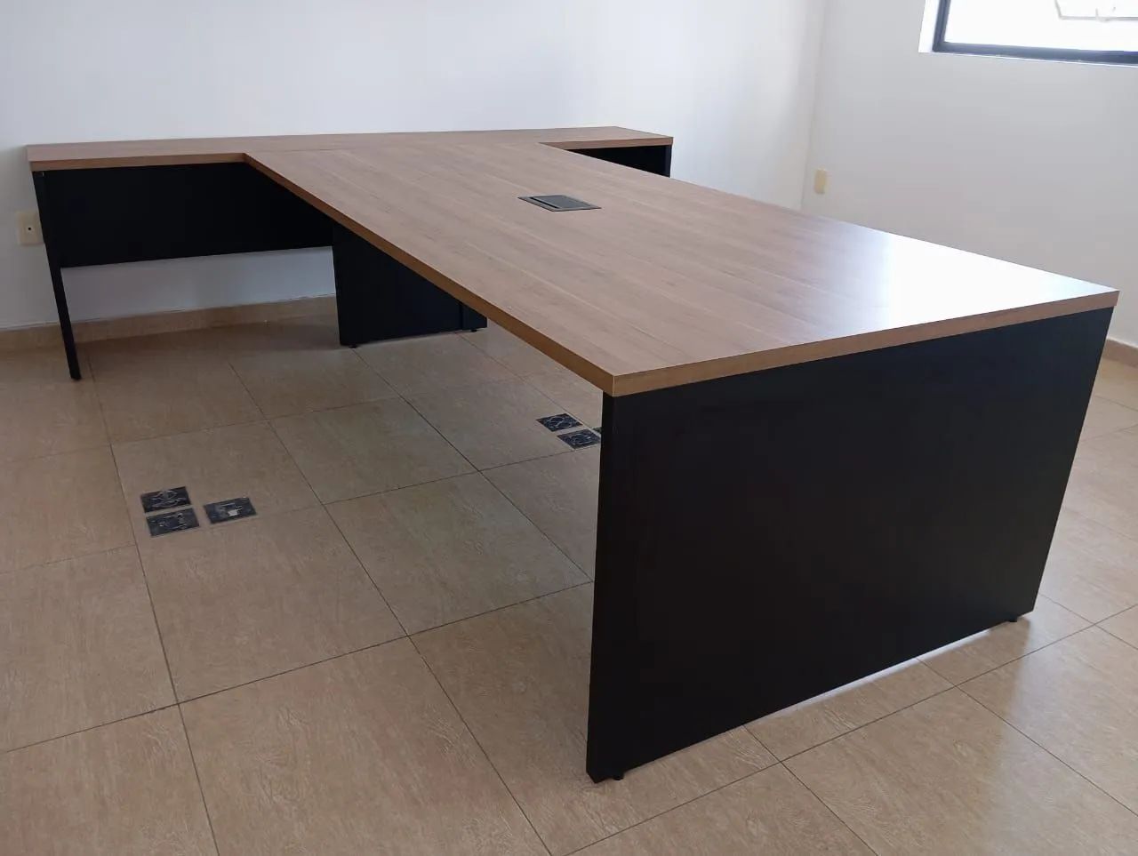 MOVEIS DE ESCRITORIO MESA DE REUNIÃO COM APARADORES NOVA**** LEIA A  DESCRIÇÃ**** - Foto 2