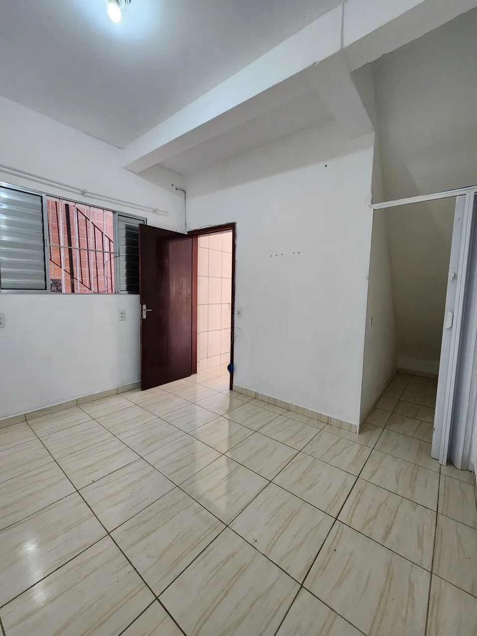ALUGA-SE casa com 1 quarto, 1 cozinha e 1 banheiro, SEM GARAGEM!