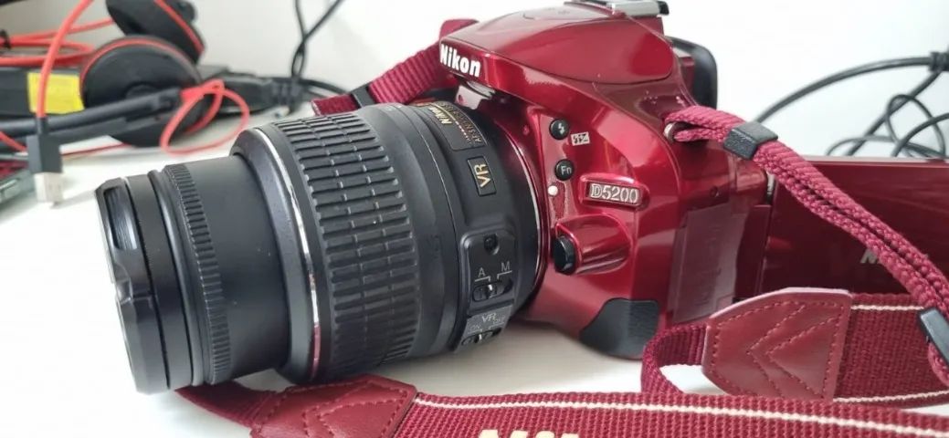 Nikon D5200 Vermelha: A Parceira Ideal para Seus Hobbies e Viagens!