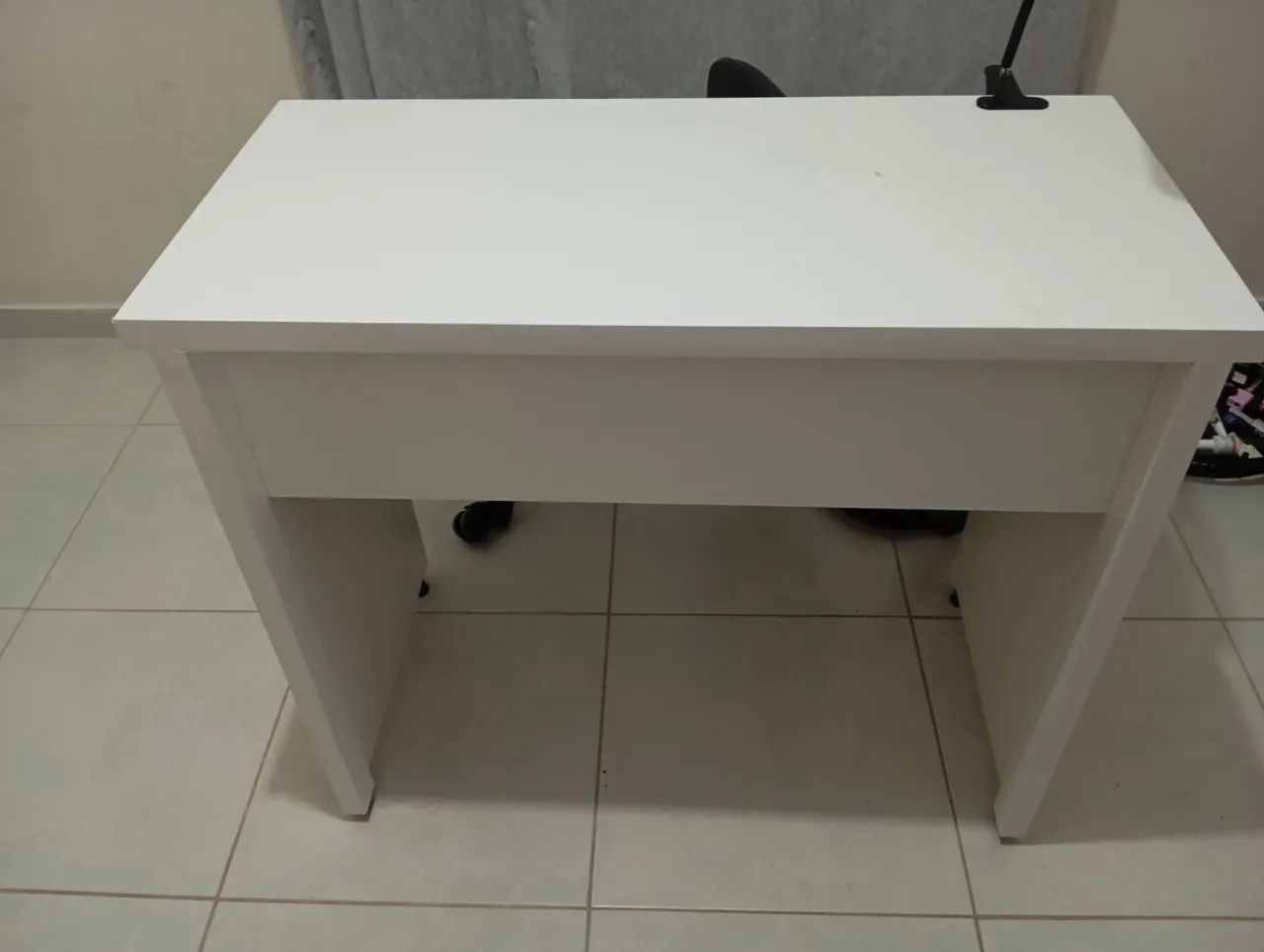 MESA COMPACTA BRANCA, IDEAL PARA ESTUDO OU TRABALHO 64717215786113122