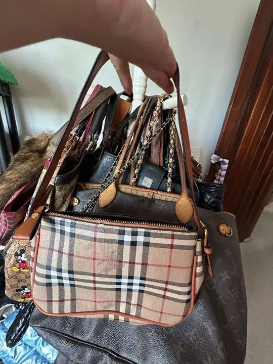 bolsinha 1 linha burberry , pequena e linda  , nova!