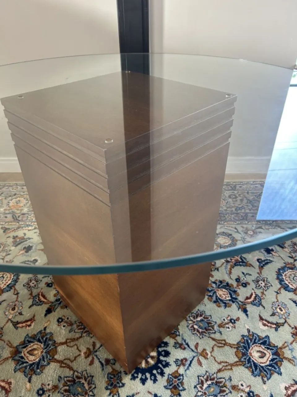 mesa de jantar redonda tampo de vidro e pé de madeira - Foto 2