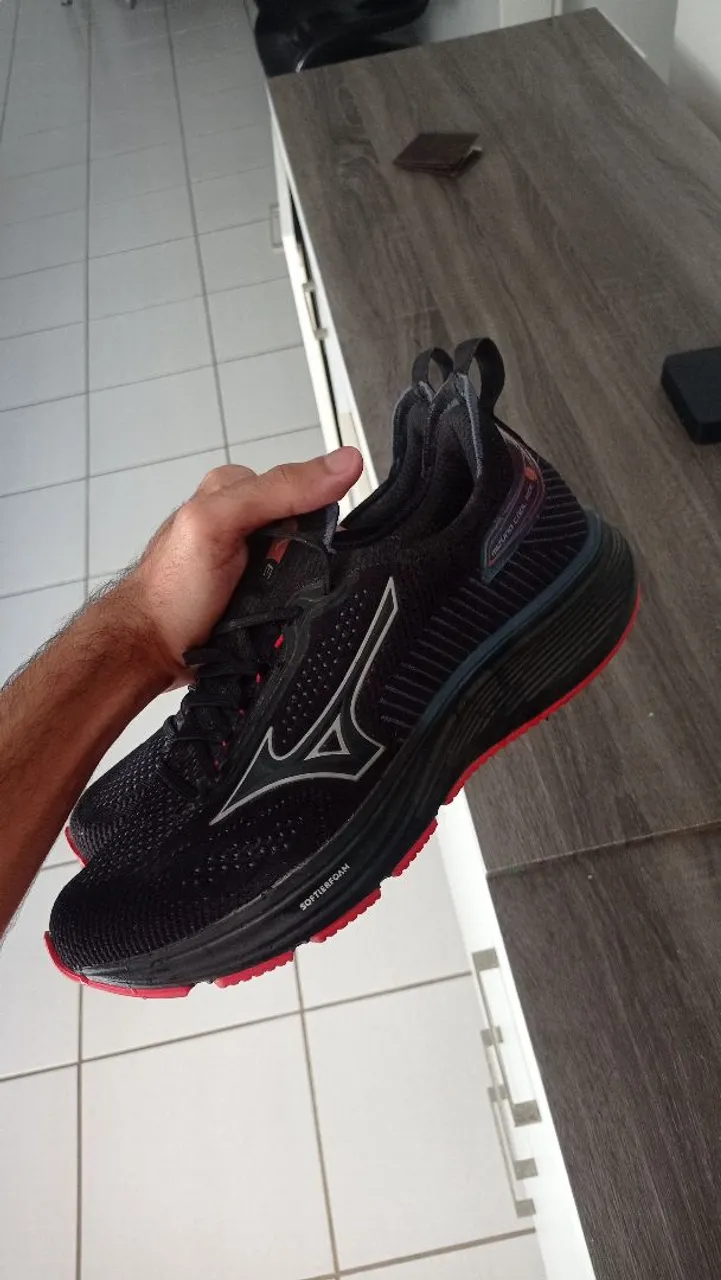 Tênis Mizuno Masculino - Preto com Detalhes em Vermelho