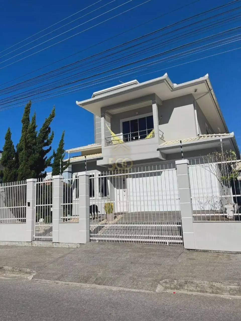 DU/ Casa à venda 3 dormitórios no Pagani, com 3 vagas de garagem e sacada com churrasqueir