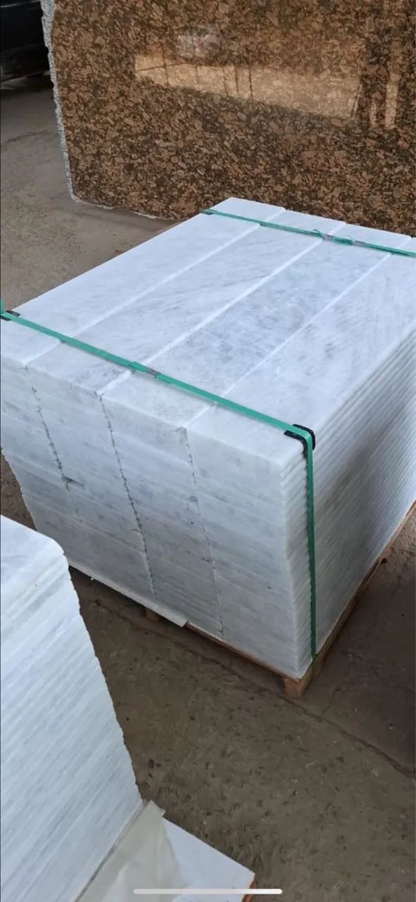 Borda de piscina em mármore branco 