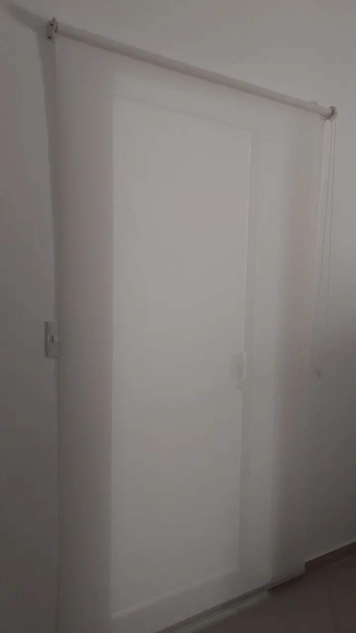 Persiana semi nova, translucida pra porta blindex