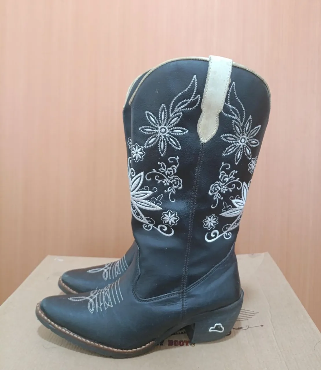 Botas Country Femininas Bordadas - PRETAS