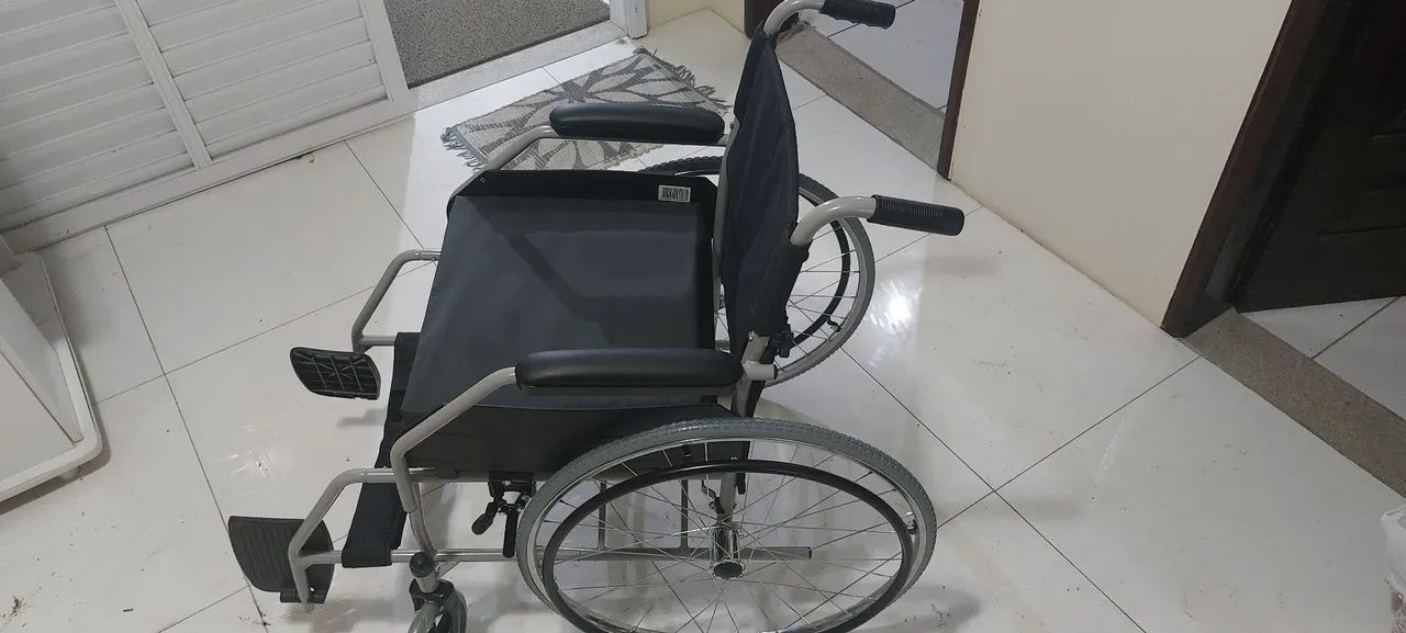 2 Cadeiras de rodas: uma de  passeio e uma de banho  - Foto 4