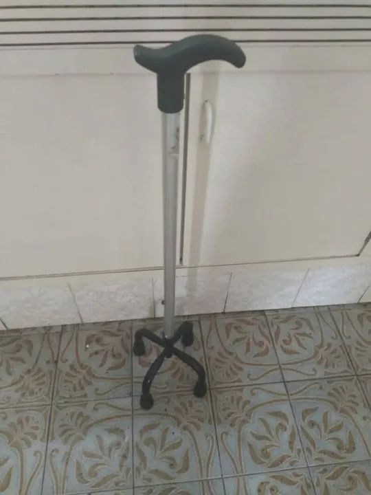 Cadeira de rod.200$. Cadeira banho150$ Cadeira presidente 150$ Andador150$  - Foto 5