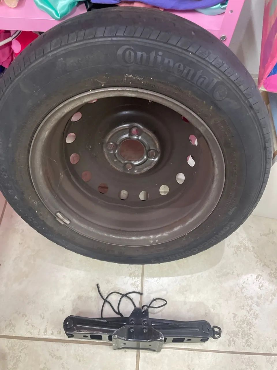 Estepe Nissan versa e macaco