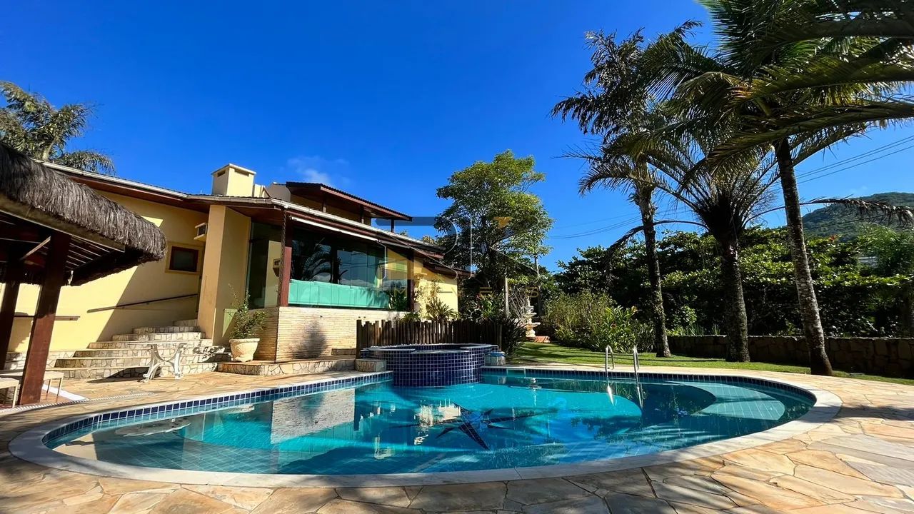 CASA EM CONDOMINIO FECHADO COM 4 SUÍTES,1 BANHEIRO SOCIAL,2 VAGAS DE GARAGEM,VARANDA GOURM