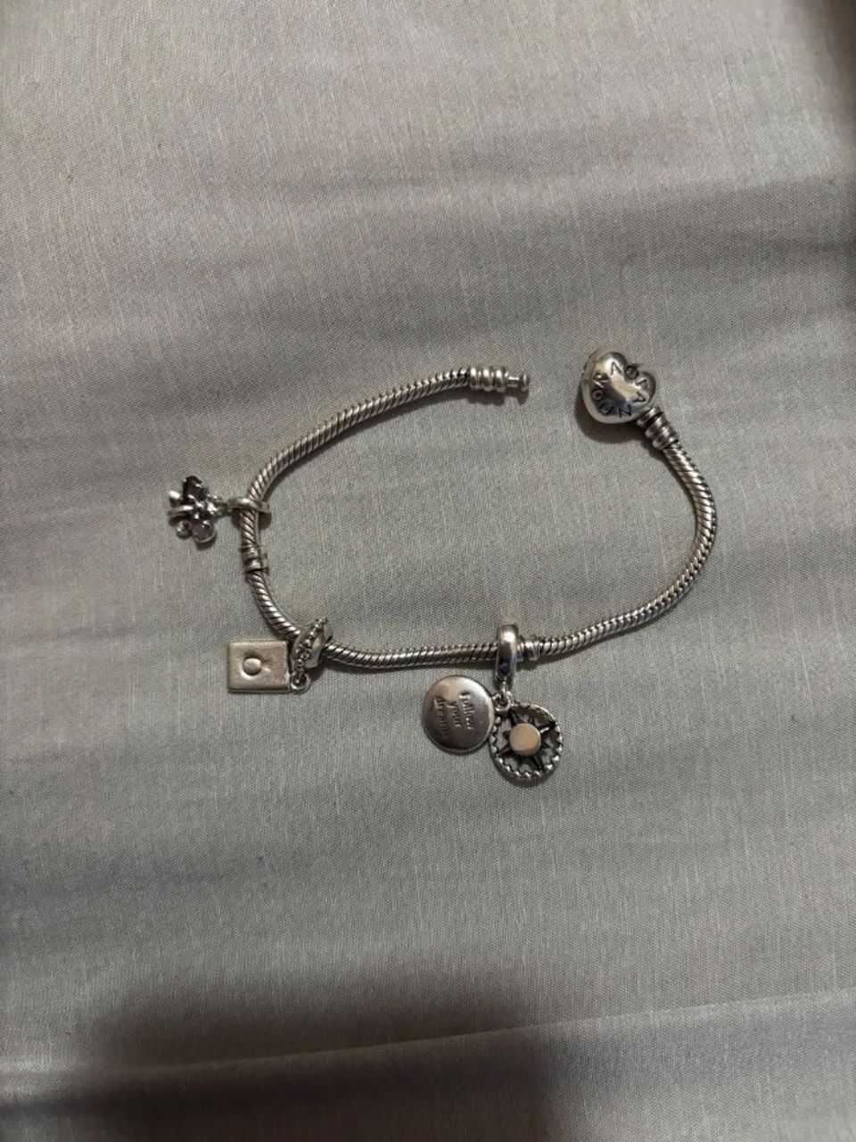 Pulseira Pandora original com berloques 