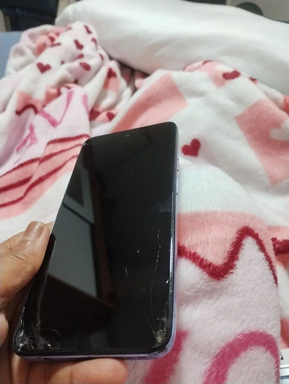 Motorola G34 com trincas na tela. 