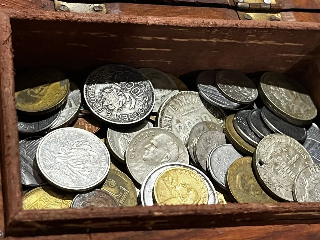 Mega Lote de Moedas + Baú de Madeira - Prata, Estrangeiras e Nacionais - Foto 4