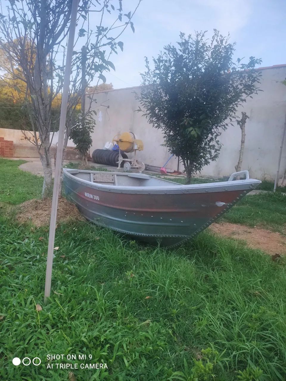 Barco de alumínio em com motor e remos novos - Foto 4