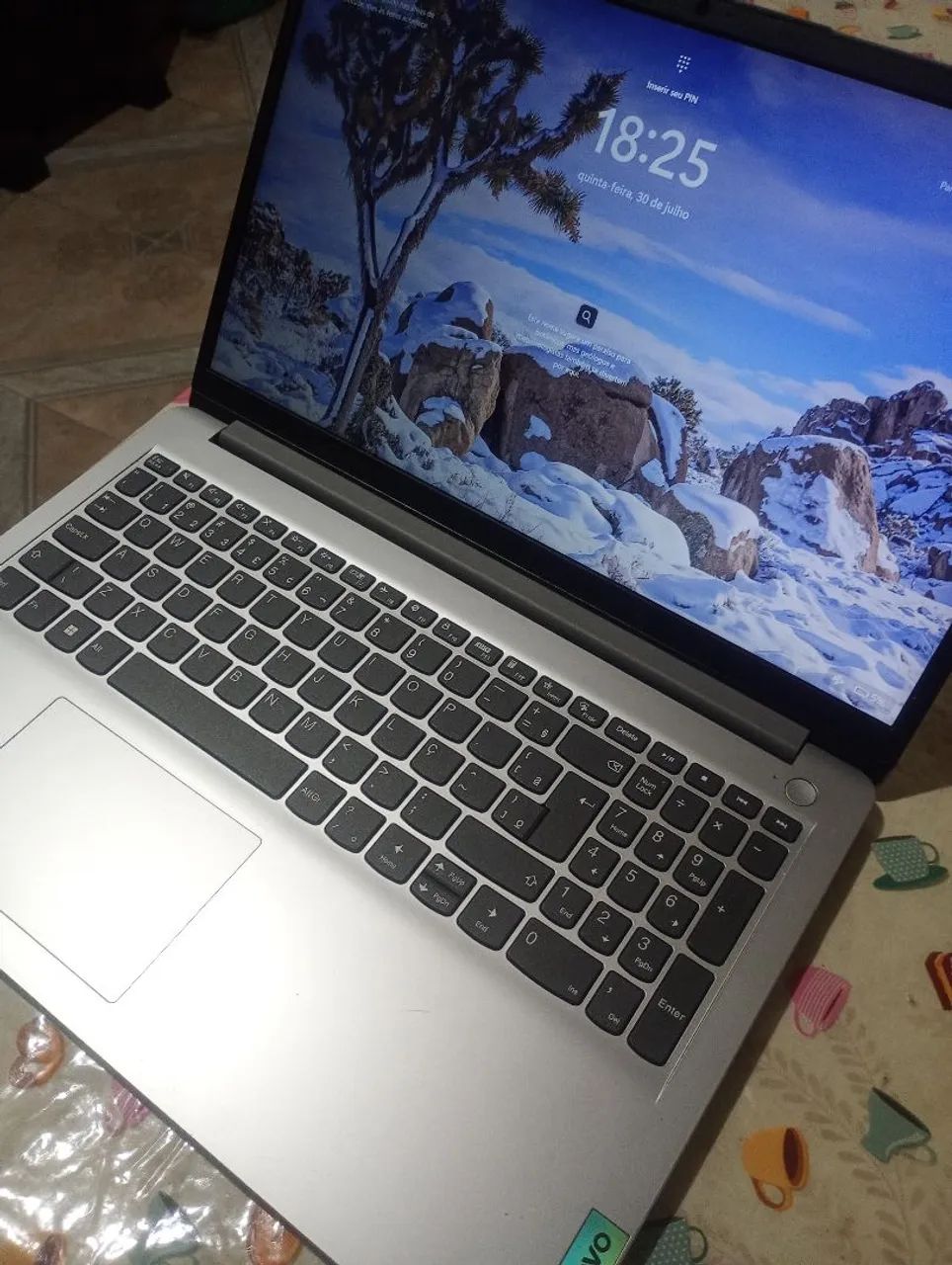 Notebook Lenovo seminovo.
