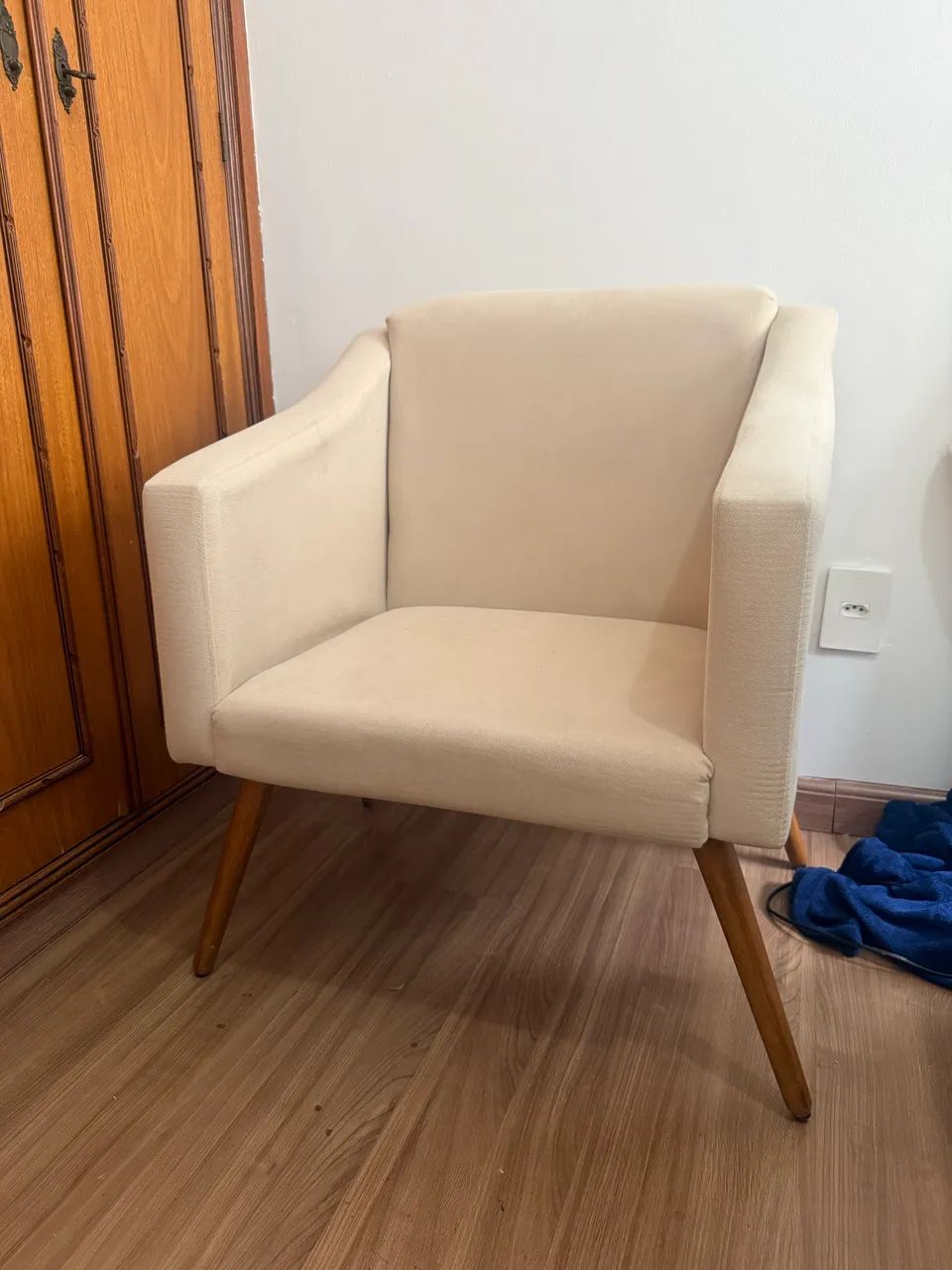 Poltrona Bege/Off-White com Pés de Madeira