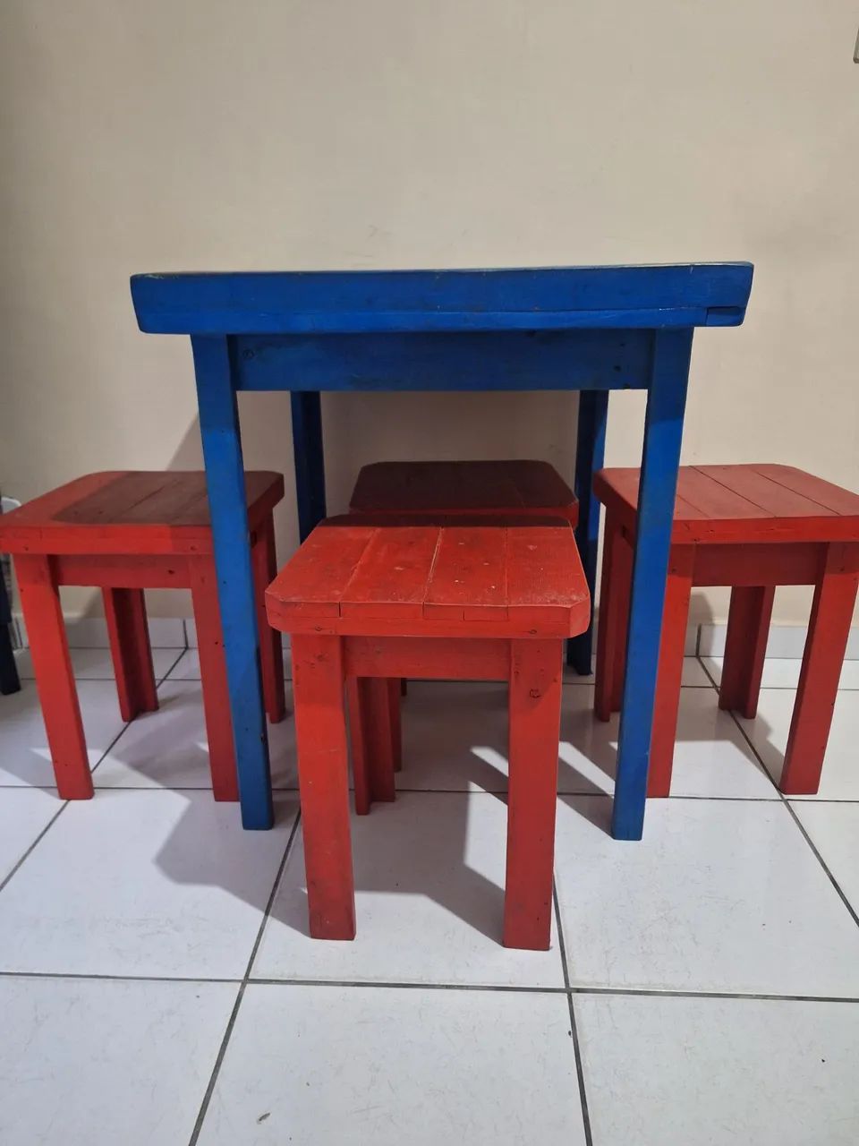 Mesa de madeira com 4 bancos - Foto 3