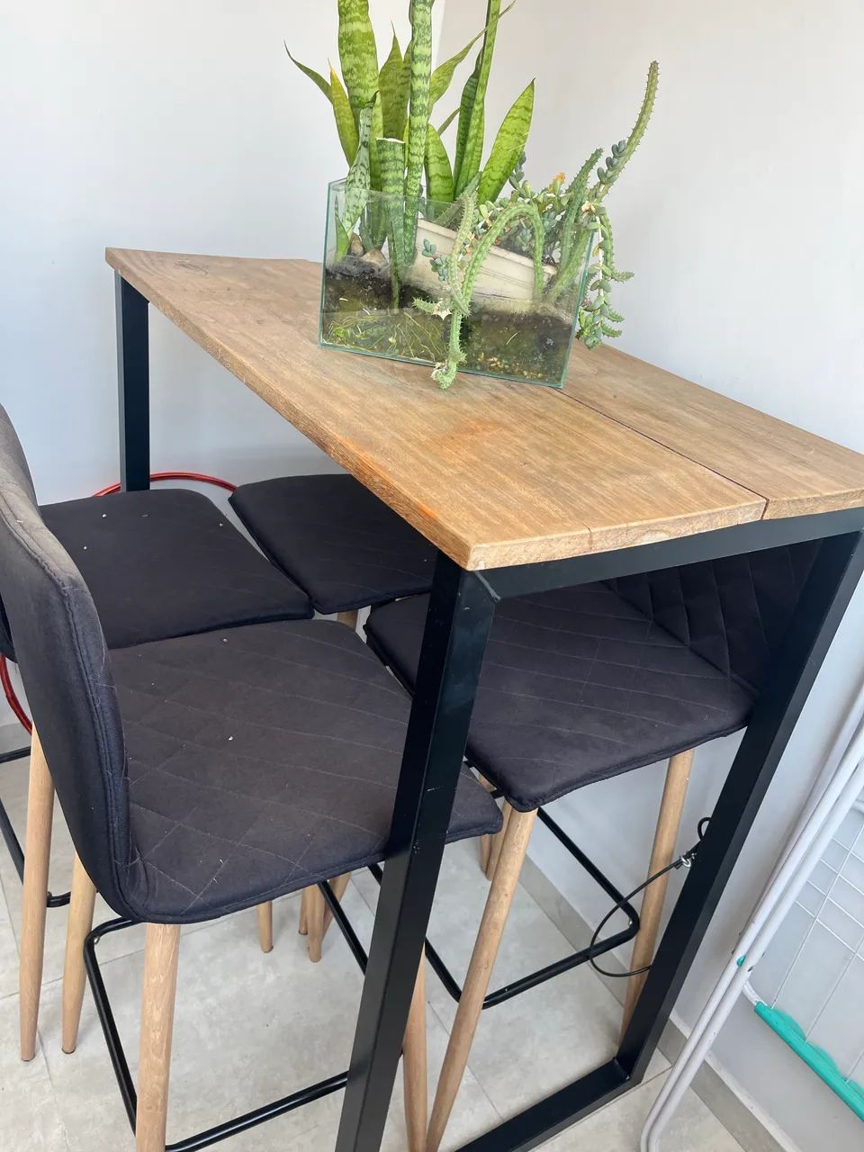 Mesa alta para varanda com 4 banquetas