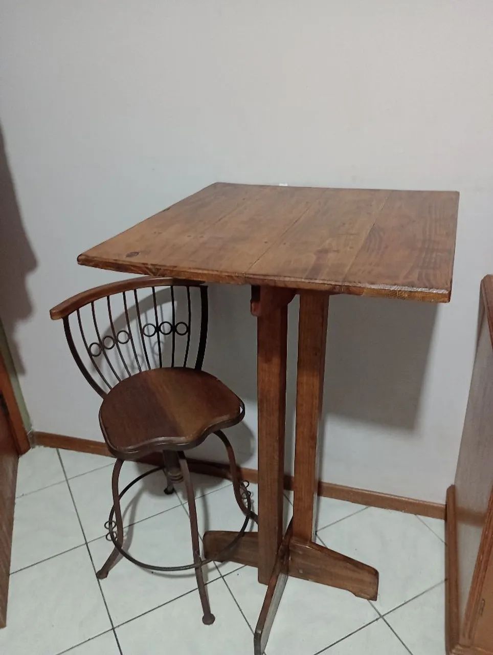 Mesa de madeira com cadeira de ferro.