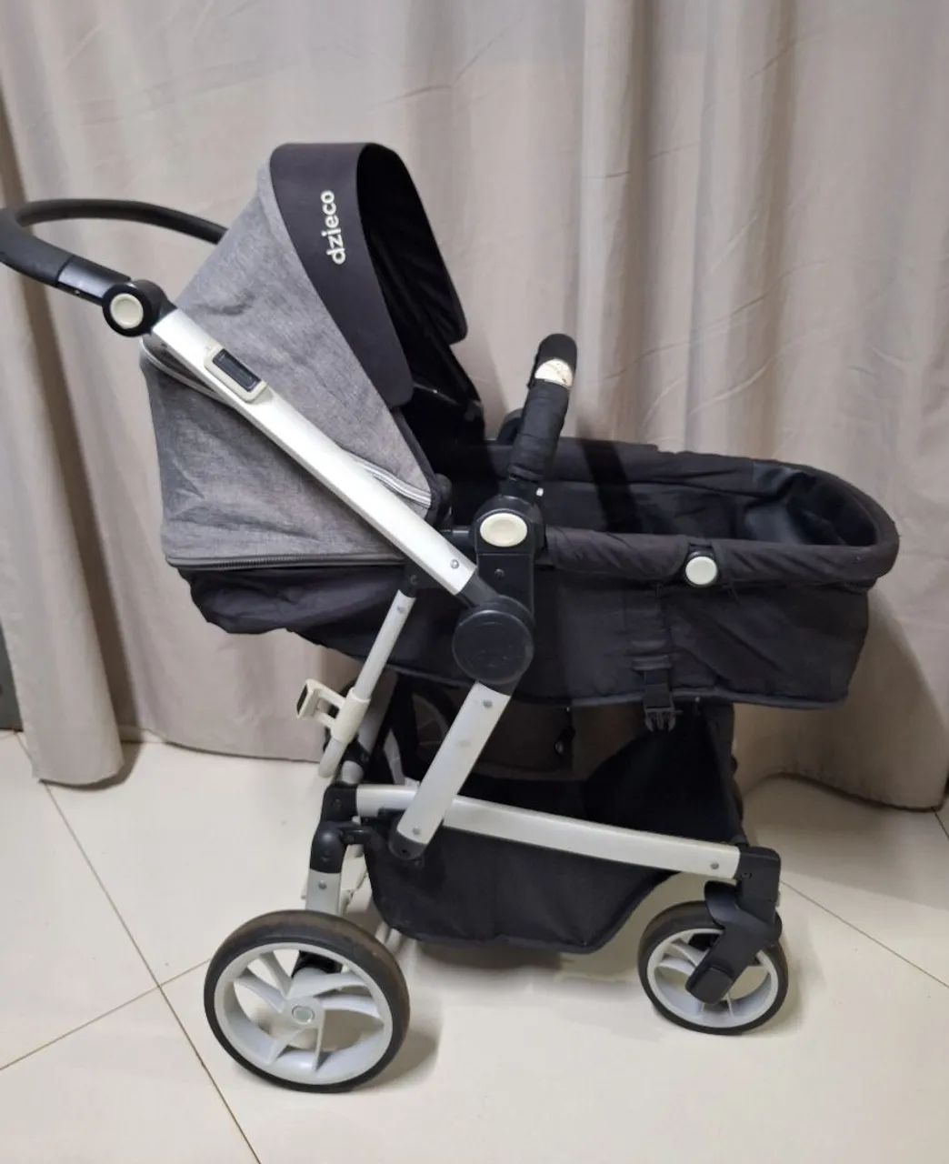Carrinho de bebê dzieco Moisés com bebê conforto com base 
