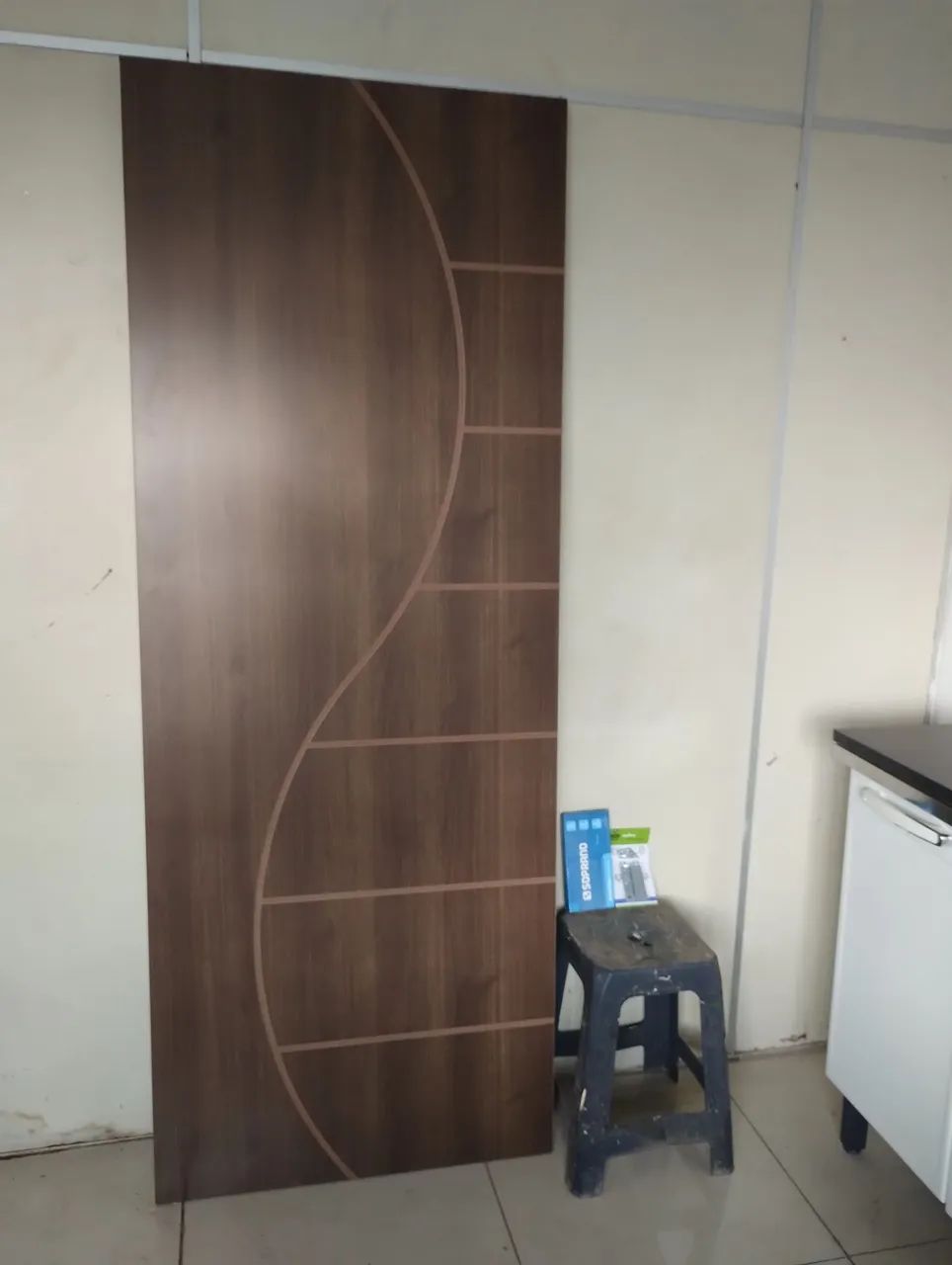 Porta Laminada Cor Imbuia com acessórios 