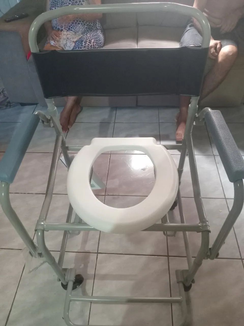 Vendo cadeira de banho nova. - Foto 2