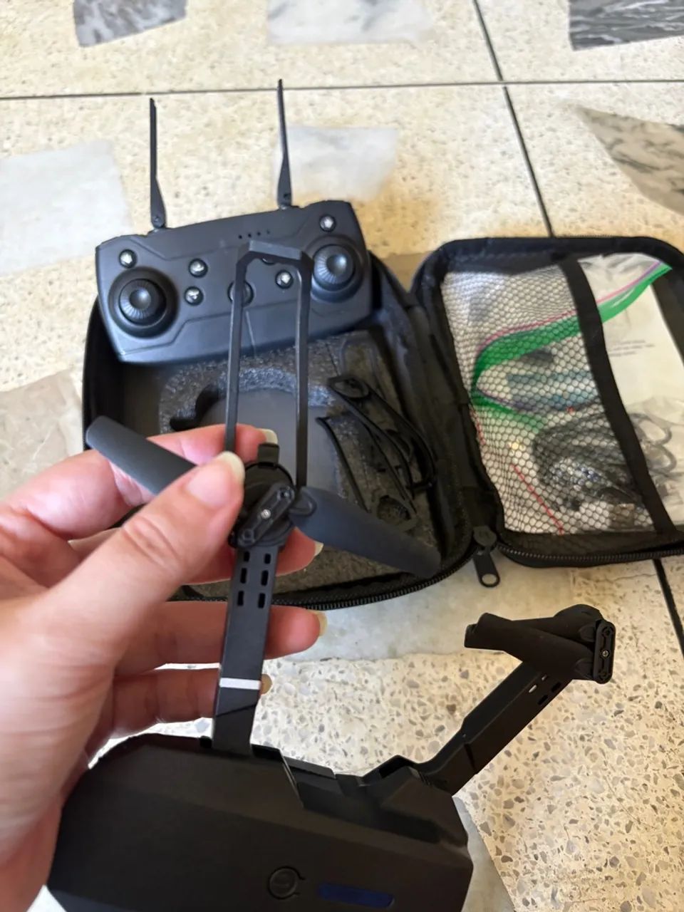 Vendo Drone E88 Pro com 2 câmeras Wi-Fi - Foto 2