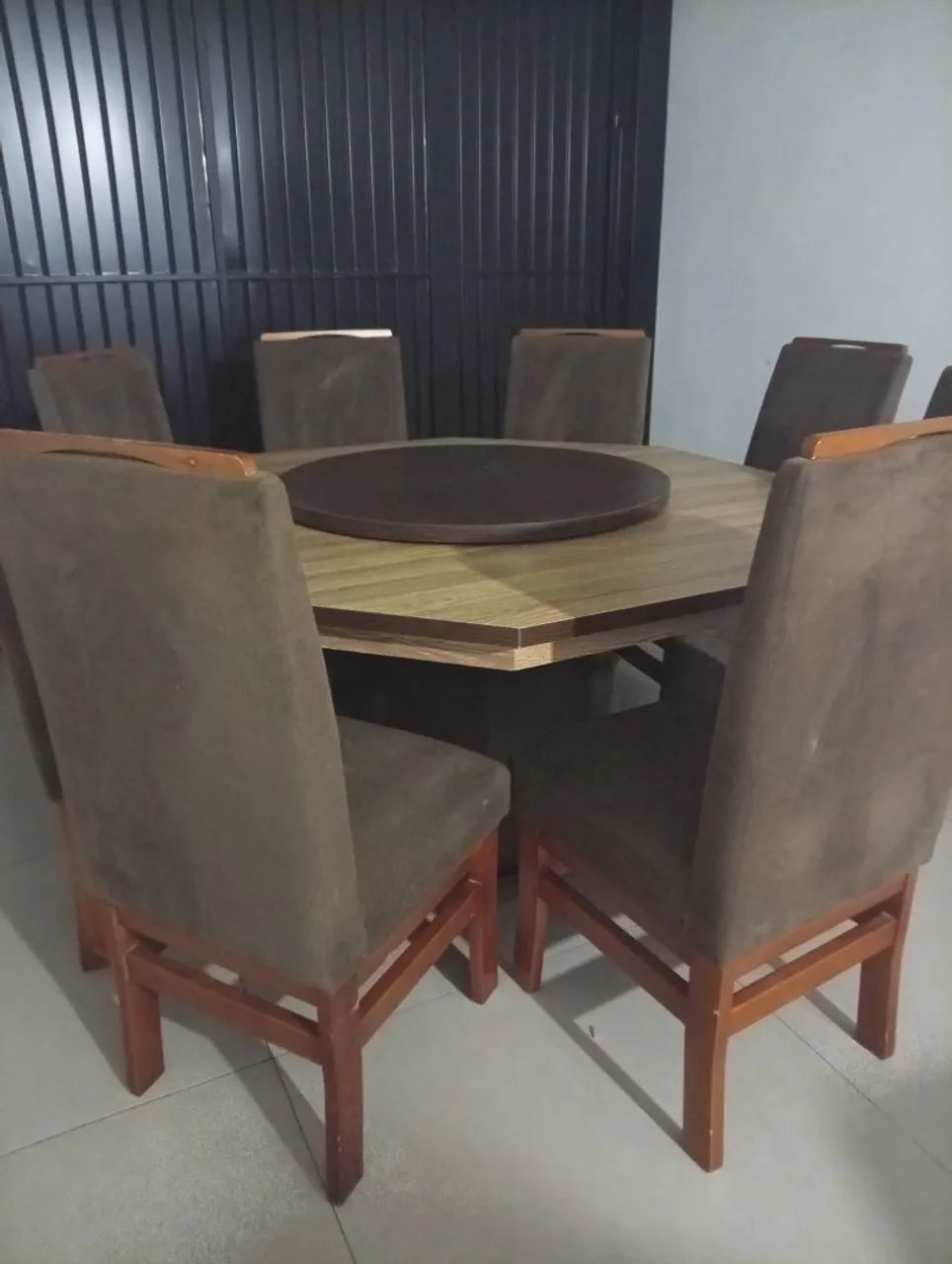 Mesa com 8 cadeiras madeira 
