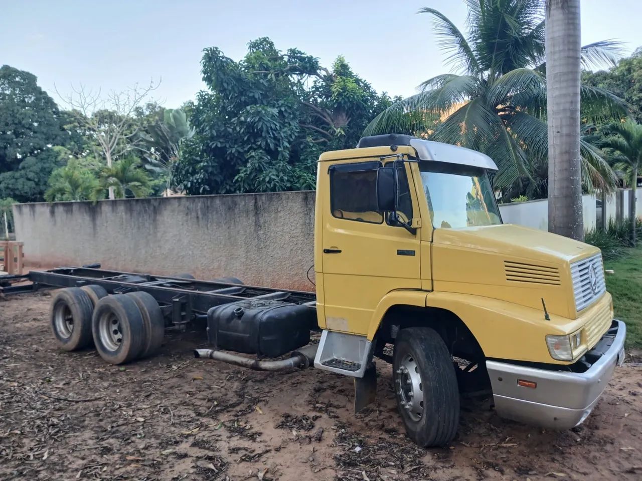 Mercedes benz 1621 e gaiola com Munck
