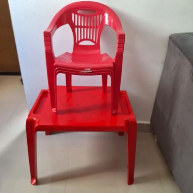 Mesa e cadeira infantil de plástico 