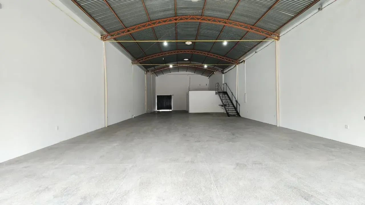 Alugo barracão com aprox. 270m² na Av. Miguel Sutil e mais aprox. 220m² de área aberta - C - Foto 2