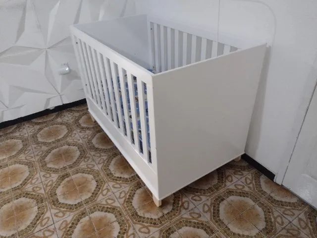 Berço com ajuste Gradual de altura que vira Cama 