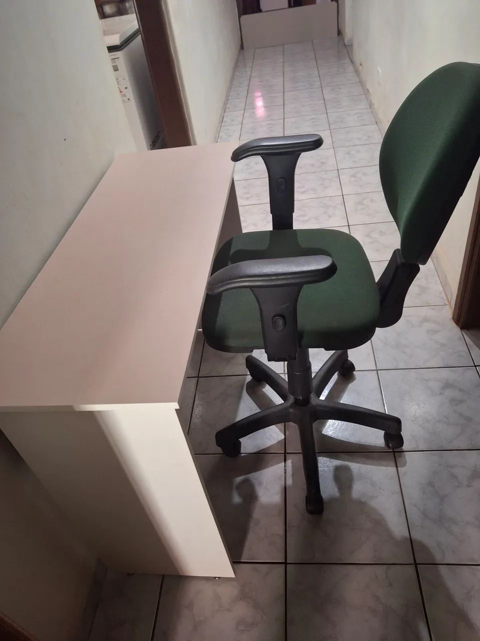 Mesa e cadeira giratória para estudos